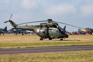 radom, Polen, 2013 - militär helikopter på luft bas. luft tvinga flyg drift. flyg och flygplan. luft försvar. militär industri. flyga och flygande. foto