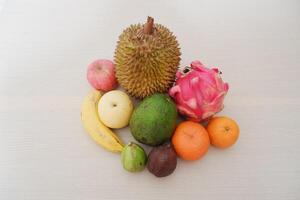 mängd av tropisk frukt på trä- tabell. friska äter begrepp. foto