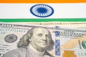 oss dollar sedlar på Indien flagga bakgrund, företag och finansiera. foto