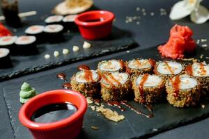 riklig sushi tabell med blandad såser foto