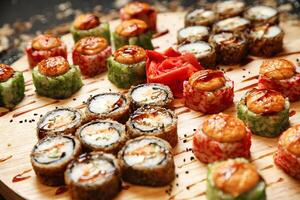 trä- bricka täckt i blandad sushi rullar foto