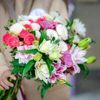 person innehav bukett av blommor, kopia Plats foto