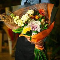 person innehav bukett av blommor med kopia Plats foto