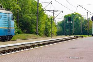 gammal blå passagerare tåg på de järnväg station foto