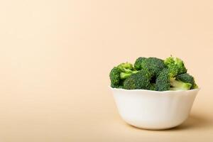 broccoli av färsk grön broccoli i skål över färgad bakgrund. , stänga upp. färsk vegetabiliska foto
