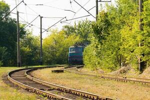 gammal blå tåg är anländer på de plattform på de järnväg station foto