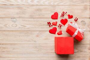 Lycklig valentines dag öppnad hjärta form gåva låda med små hjärtan, på färgad bakgrund, valentines dag kort - topp se begrepp foto