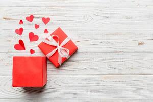 Lycklig valentines dag öppnad hjärta form gåva låda med små hjärtan, på färgad bakgrund, valentines dag kort - topp se begrepp foto
