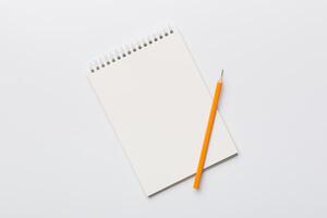 tom anteckningsbok med penna på vit bakgrund. tillbaka till skola och utbildning begrepp foto