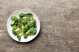 broccoli av färsk grön broccoli i skål över färgad bakgrund. , stänga upp. färsk vegetabiliska foto
