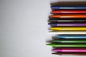 flerfärgad pennor på vit bakgrund. en palett av pennor på en tabell, stänga upp. foto