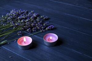 lavendel- blommor och trä- kärlek hjärtan på en mörk blå trä- tabell. skön romantisk bakgrund med kopia Plats. foto