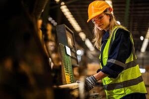 fabrik ingenjör kvinna stående självsäker till kontrollera panel växla. arbetstagare Arbetar på tung maskin på industri fabrik. arbetstagare kontroll timmer av rå trä material. smart industri arbetstagare fungerar. foto