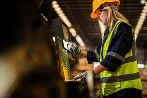 fabrik ingenjör kvinna stående självsäker till kontrollera panel växla. arbetstagare Arbetar på tung maskin på industri fabrik. arbetstagare kontroll timmer av rå trä material. smart industri arbetstagare fungerar. foto