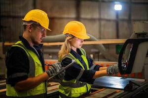 aktör ingenjör arbetare stående till kontrollera panel växla. människor Arbetar på tung maskin på industri fabrik. med maskineri Utrustning växt teknologi. smart industri arbetstagare fungerar. foto