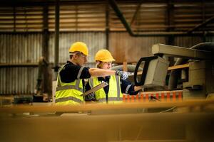 aktör ingenjör arbetare stående till kontrollera panel växla. människor Arbetar på tung maskin på industri fabrik. med maskineri Utrustning växt teknologi. smart industri arbetstagare fungerar. foto