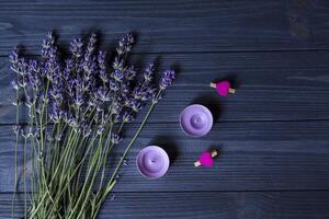 lavendel- blommor och trä- kärlek hjärtan på en mörk blå trä- tabell. skön romantisk bakgrund med kopia Plats. foto