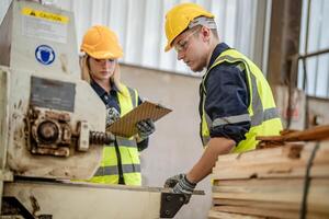 arbetstagare snickare arbetssätt i maskiner till skära trä timmer. man och kvinna är crafting med trä i en verkstad. två hantverkare eller hantverkare arbetssätt med snickare verktyg eller elektrisk maskiner. foto