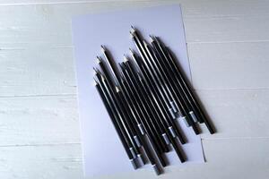 de uppsättning av grå pennor på en vit bakgrund. verktyg för teckning på de skrivbord. foto