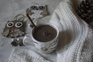 en kopp av kaffe, ull- Tröja och jul dekorationer. vinter- fortfarande liv. foto