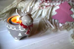 brinnande ljus och jul dekoration. foto