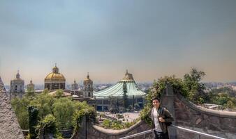 en man stående i de basilika av vår lady av guadalupe, mexico stad foto