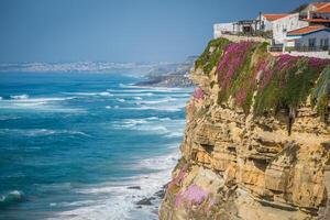 azenhas do mar vit by landmärke på de klippa och atlanten hav, sintra, Lissabon, Portugal, Europa. foto