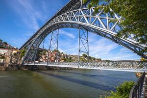 stad av porto i portugal. ponte luiz jag bro över douro flod och historisk arkitektur av de gammal stad. foto