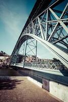 stad av porto i portugal. ponte luiz jag bro över douro flod och historisk arkitektur av de gammal stad. foto