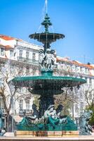 rossio fyrkant med fontän belägen på baixa distrikt i Lissabon, portugal foto