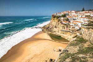 azenhas do mar vit by landmärke på de klippa och atlanten hav, sintra, Lissabon, Portugal, Europa. foto