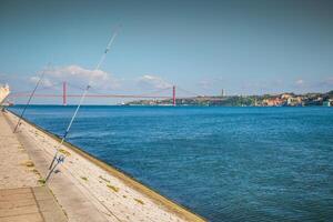 lissabon på de tagus flod Bank, central portugal foto