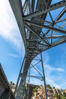 stad av porto i portugal. ponte luiz jag bro över douro flod och historisk arkitektur av de gammal stad. foto