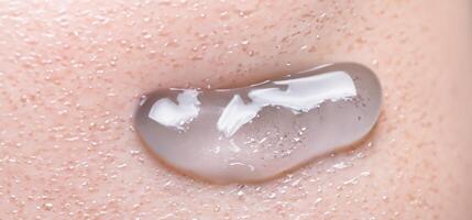 kollagen och hyaluron serum gel på hud. stänk av hyaluron gel. foto
