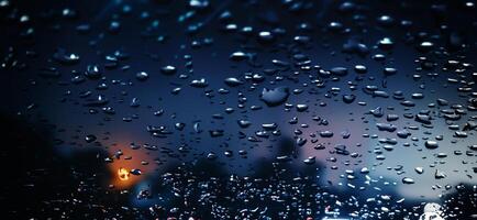 regn dusch på bil vindskydd eller bil fönster och suddigt väg i bakgrund. foto