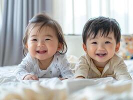 ai genererad två söt asiatisk småbarn är leende och ser på de kamera. ljus sovrum interiör. foto
