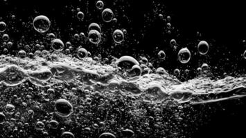ai genererad soda vatten bubblor stänk under vattnet mot svart bakgrund. foto