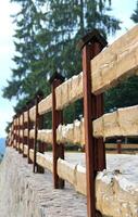 trä staket på en sten fundament för vertikal berättelse foto