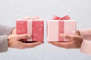 ai genererad händer innehav jul och födelsedag presenterar i rosa Färg foto