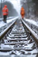ai genererad vinter- järnväg inspektion, fokuserade se på spår med suddig bakgrund av järnväg arbetare i hög synlighet Kläder inspekterande de webbplats foto