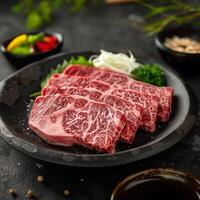ai genererad hög kvalitet av nötkött. marmor nötkött kött med vegetabiliska sida maträtt foto