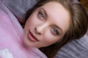 flicka modell med blå ögon innan permanent ögonbryn smink procedur. pmu procedur, permanent ögonbryn smink. foto