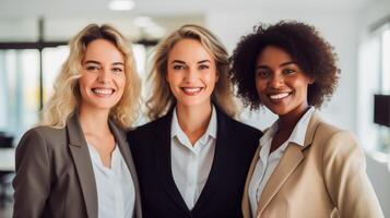 ai genererad självsäker tre affärskvinna i de modern kontor. porträtt av en framgångsrik företag team. begrepp av mångfald i företag liv. foto