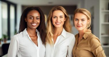 ai genererad självsäker tre affärskvinna i de modern kontor. porträtt av en framgångsrik företag team. begrepp av mångfald i företag liv. foto