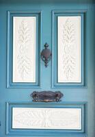utsmyckad blå dörr med traditionell sniderier foto