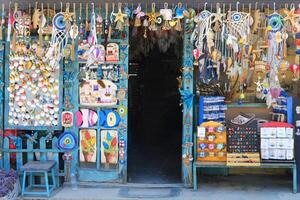 färgrik souvenir affär ingång i Kalkon foto
