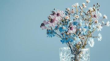 ai genererad bukett av blommor i en glas vas på blå bakgrund foto