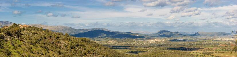 panorama- se av san salvador topp och tramuntana räckvidd i mallorca foto