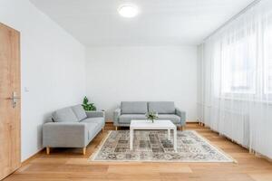 modern levande rum interiör med naturlig ljus foto