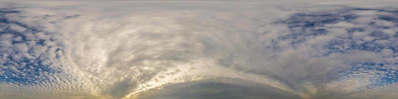 mulen himmel panorama på regnig dag med stratocumulus moln i sömlös sfärisk likriktad formatera. full zenit för använda sig av i 3d grafik, spel och för antenn Drönare 360 grad panorama som himmel kupol foto